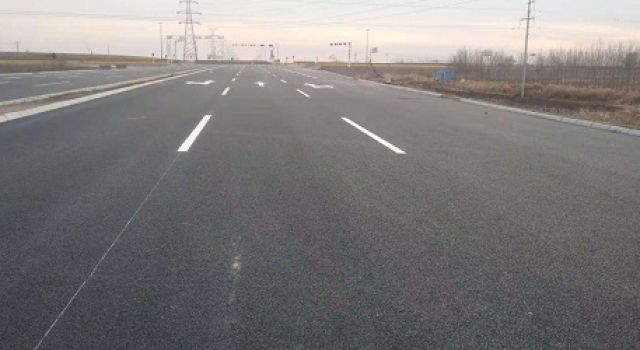 廬山路南延工程（丁莊街道段）進行標線施工