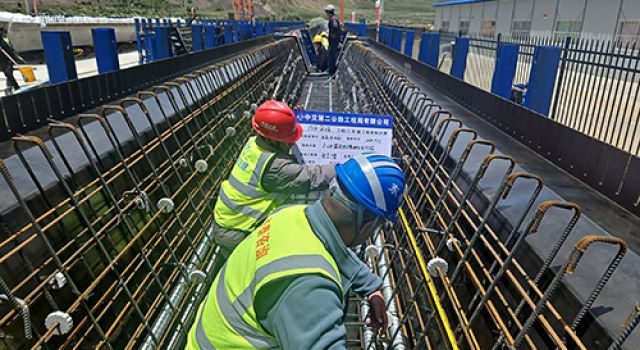 川藏公路G318線提質(zhì)改造工程戛日松多至左貢縣段（東達(dá)山越嶺）、左貢過境段項(xiàng)目首件20m預(yù)制箱梁順利預(yù)制完成